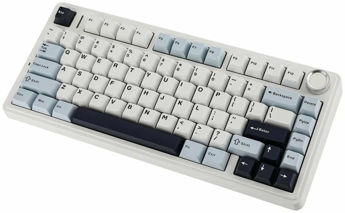 Китайский бренд AULA известен тем, что предлагает игровую периферию с максимальной «начинкой» за минимальные деньги. Их клавиатура F75 — яркий пример: механические свитчи, беспроводное подключение, горячая замена, алюминиевый корпус и цена, от которой глаза лезут на лоб. Слишком хорошо, чтобы быть правдой? Мы купили экземпляр с «кликающими» синими свитчами Outemu и месяц не выпускали её из рук: работали, играли и даже пытались её разобрать.