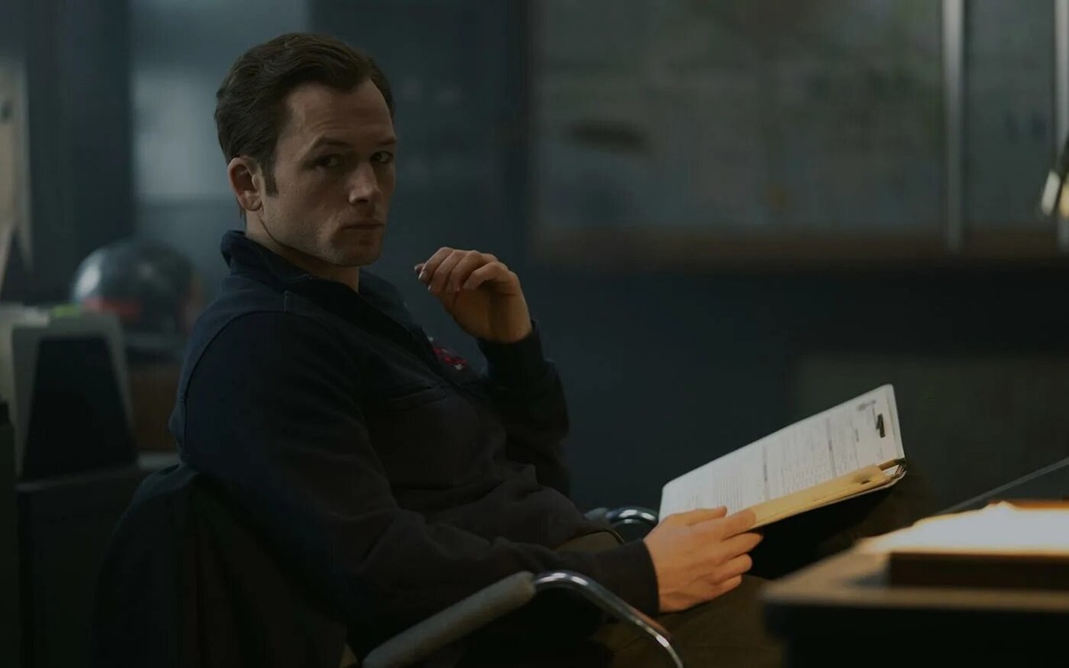 На кадре главный герой сериала - Дэйв Гудсон, следователь по поджогам, он же - главный рассказчик сериала. Однако не стоит воспринимать всё, что он рассказывает - "на веру": очень скоро зритель понимает, что его правда - лишь часть общей головоломки, финал которой - будет неожиданным для всех героев "Дыма". Фото из свободных источников