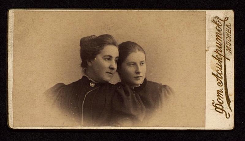 Мамонтова Александра Саввишна и Васнецова Татьяна Викторовна, 1897 год / Государственный историко-художественный и литературный Музей-заповедник "Абрамцево" / goskatalog.ru