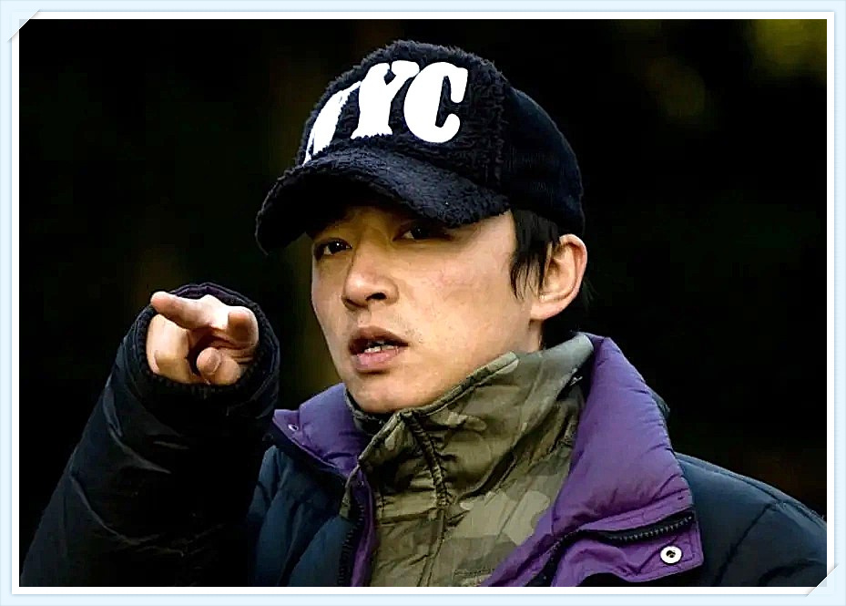 Режиссёр Ли Мугэ.