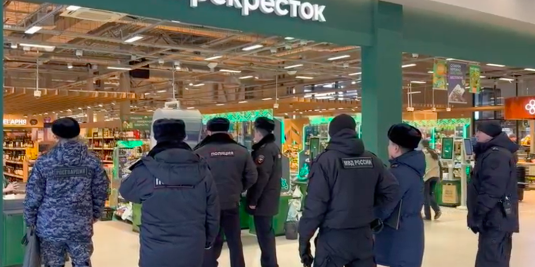 Силовики прошлись по всем магазинам "Перекресток" в Петербурге