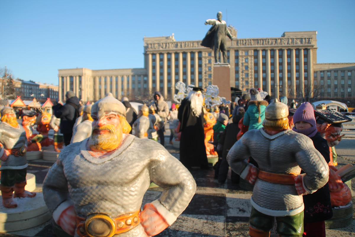 Дом Советов, В. И. Ленин и богатыри  в Питере (Московский 212). Фото Автора.