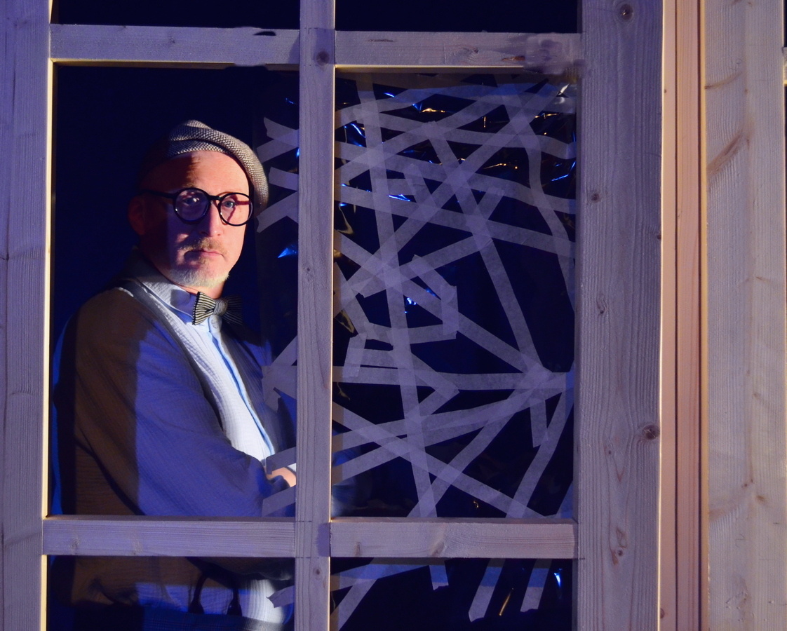 Фотограф Марина Воробьева. Фото к афише спектакля "Зима, когда я вырос". На фотографии актер Олег Зверев в роли Питера Звана