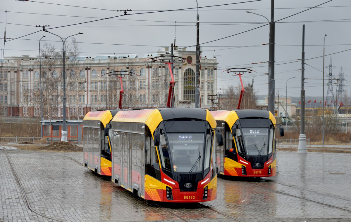 Трамваи 71-911ЕМ «Львенок» в парке «Верхнепышминского трамвая». Источник: Potato/transphoto