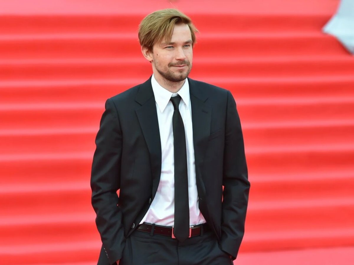     Александр Петров — российский актер театра, кино, телевидения и дубляжа, кинорежиссер, сценарист и телеведущий