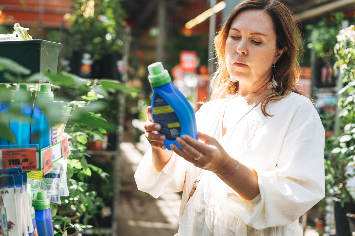 Весной прилавки завалены яркими пакетами с надписями «урожай в 2 раза больше», «моментальный рост», «активатор плодоношения».