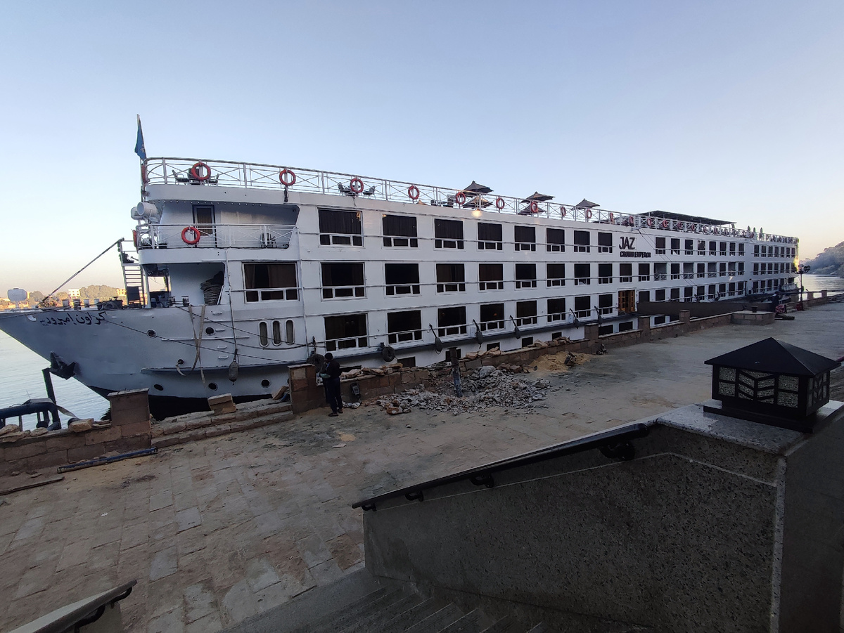 Много подобных кораблей совершают круизы по Нилу