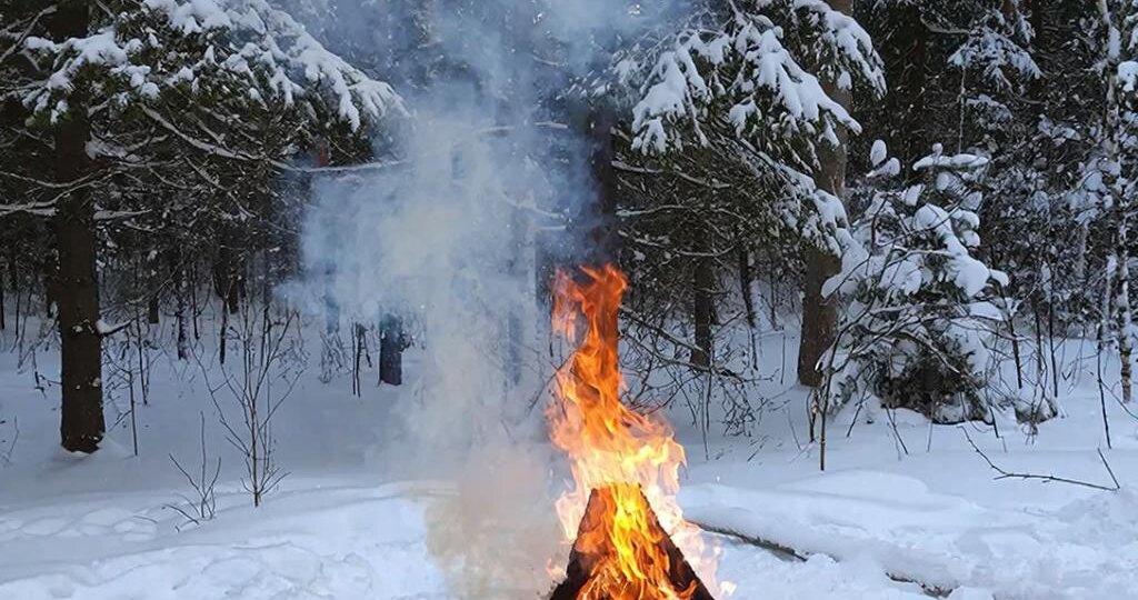 «Снимай куртку, если хочешь выжить»: почему у костра современная одежда опаснее дедовского ватника