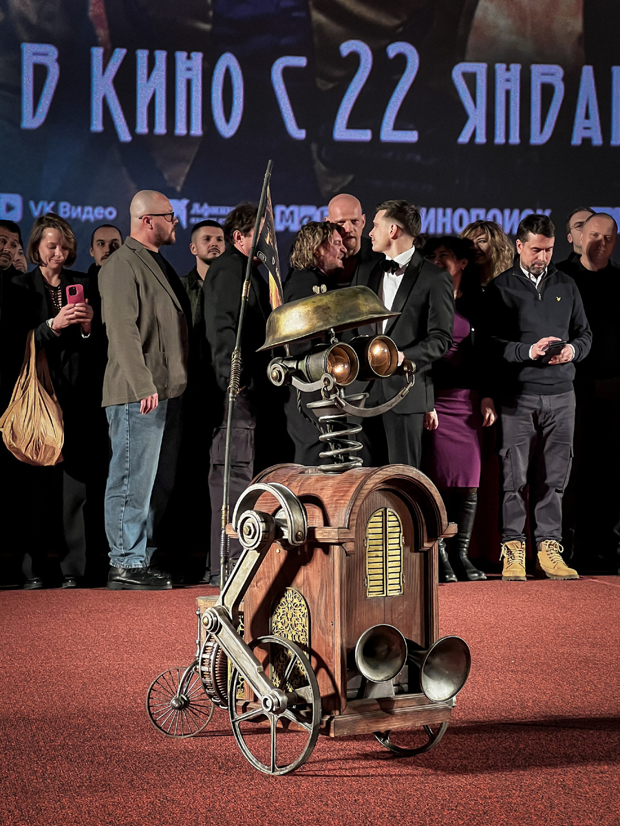 Приз моих симпатий - этому персонажу, роботу-собутыльнику))