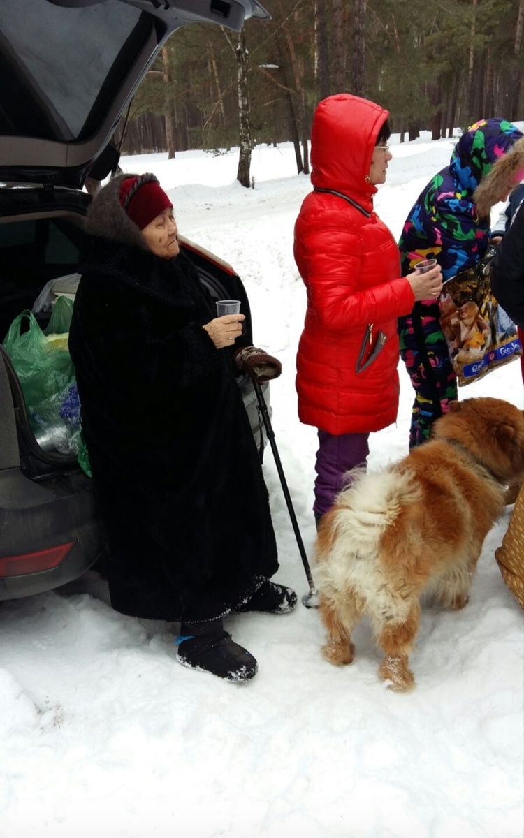 Мама никогда вылазки в лес не пропускала! Стоит с "лекарством"! 