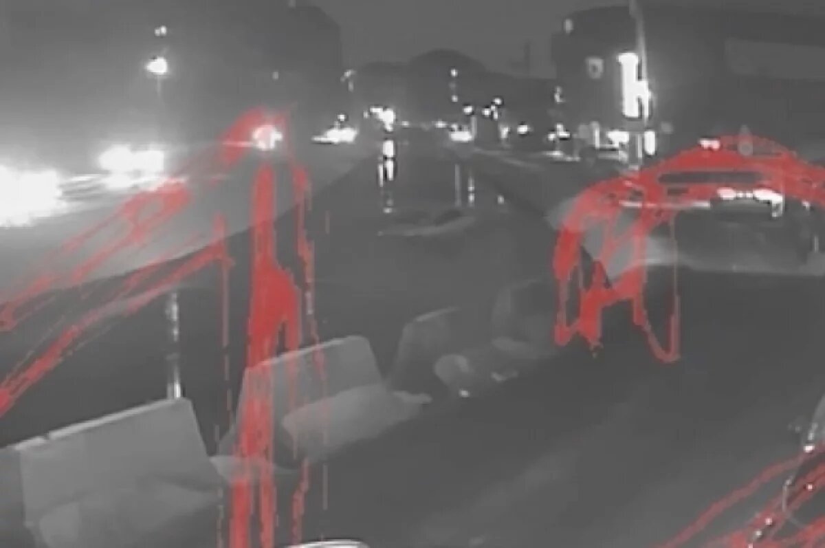    Момент падения такси с пассажирами в воду в Махачкале попал на видео