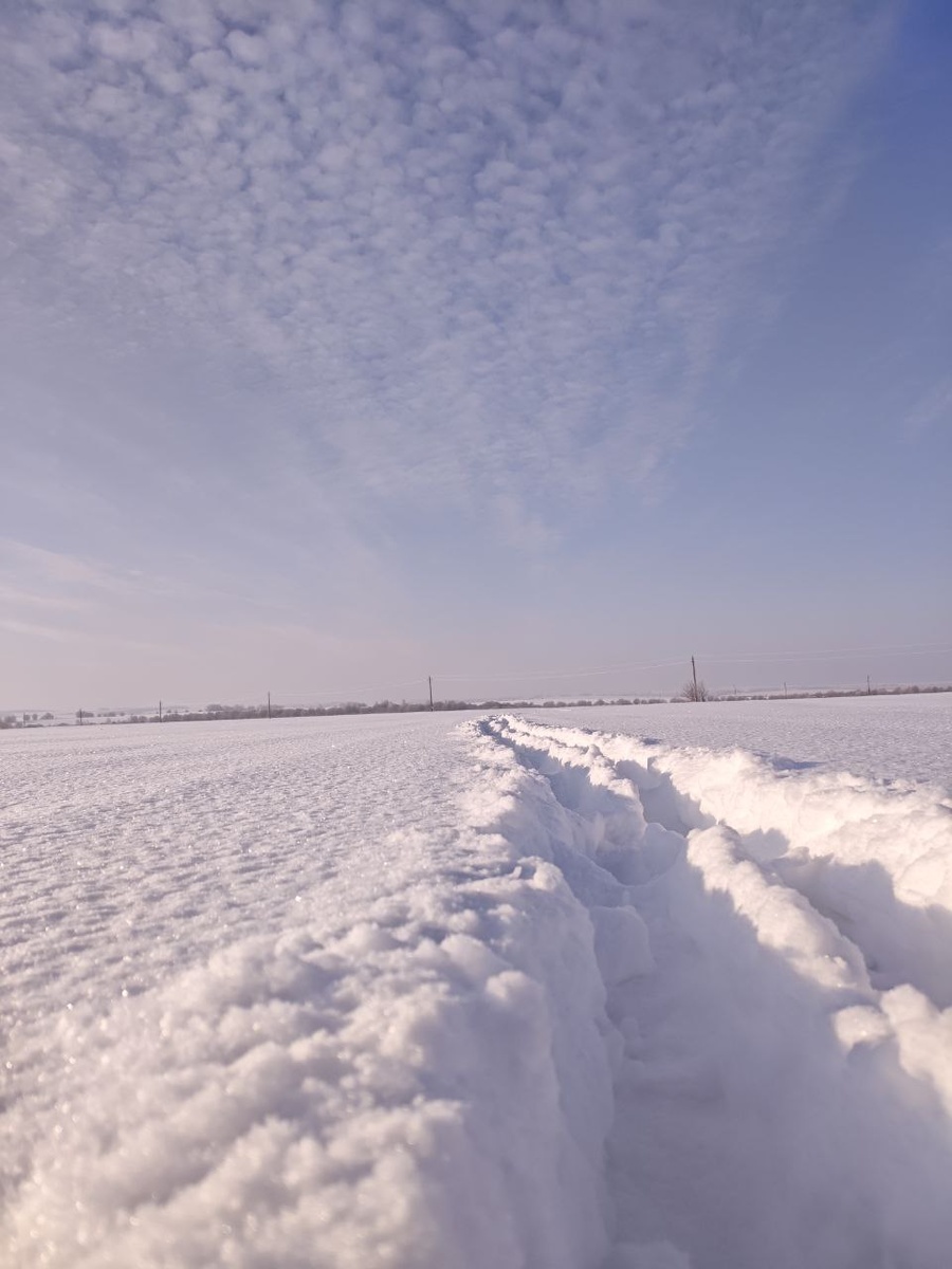 Фото мое личное. Обратите внимание как облака сверху тоже выстраиваются широкой тропой - дорогой четко над моим путем