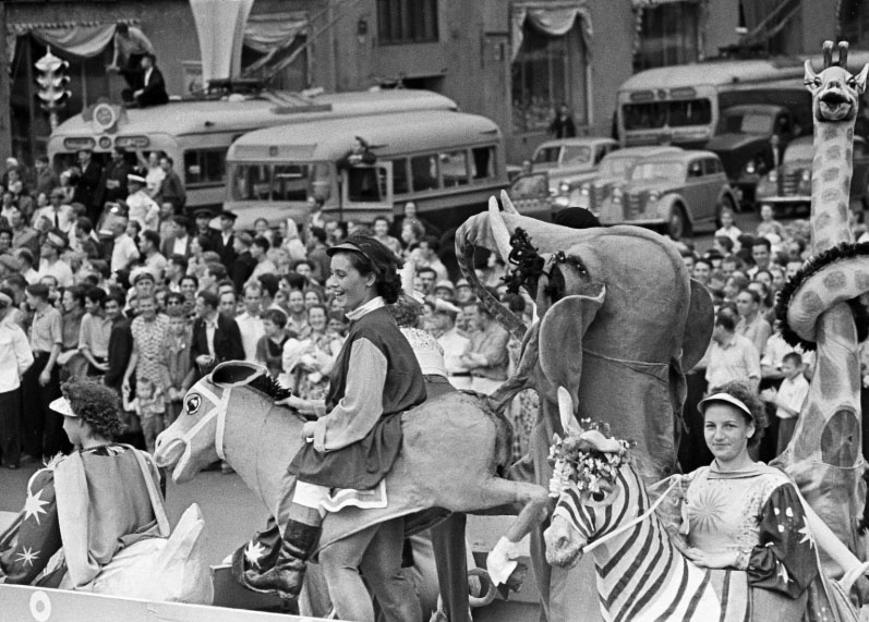 Цирковая кавалькада, 1957 год, Москва, VI Международный фестиваль молодежи и студентов. Фото Ю.Королева, Главархив Москвы, mos.ru