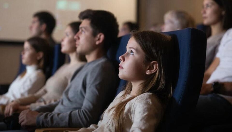    Люди в кинозале. Источник: сгенерировано нейросетью