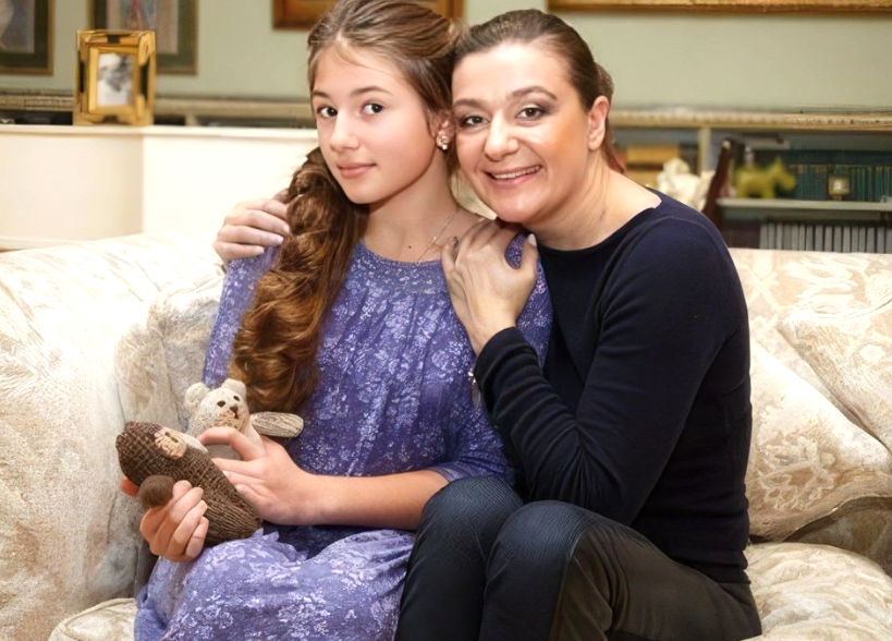 на фото Анастасия Мельникова с дочкой Марией