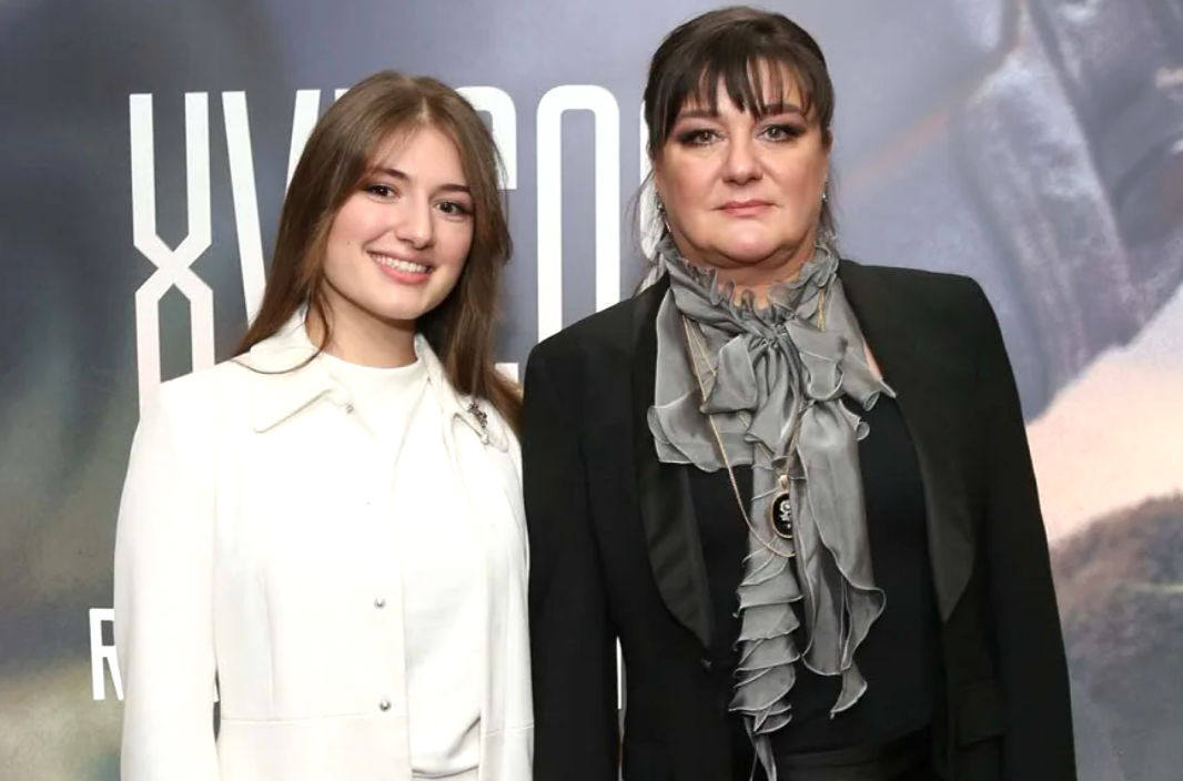 на фото Анастасия Мельникова с дочкой Марией