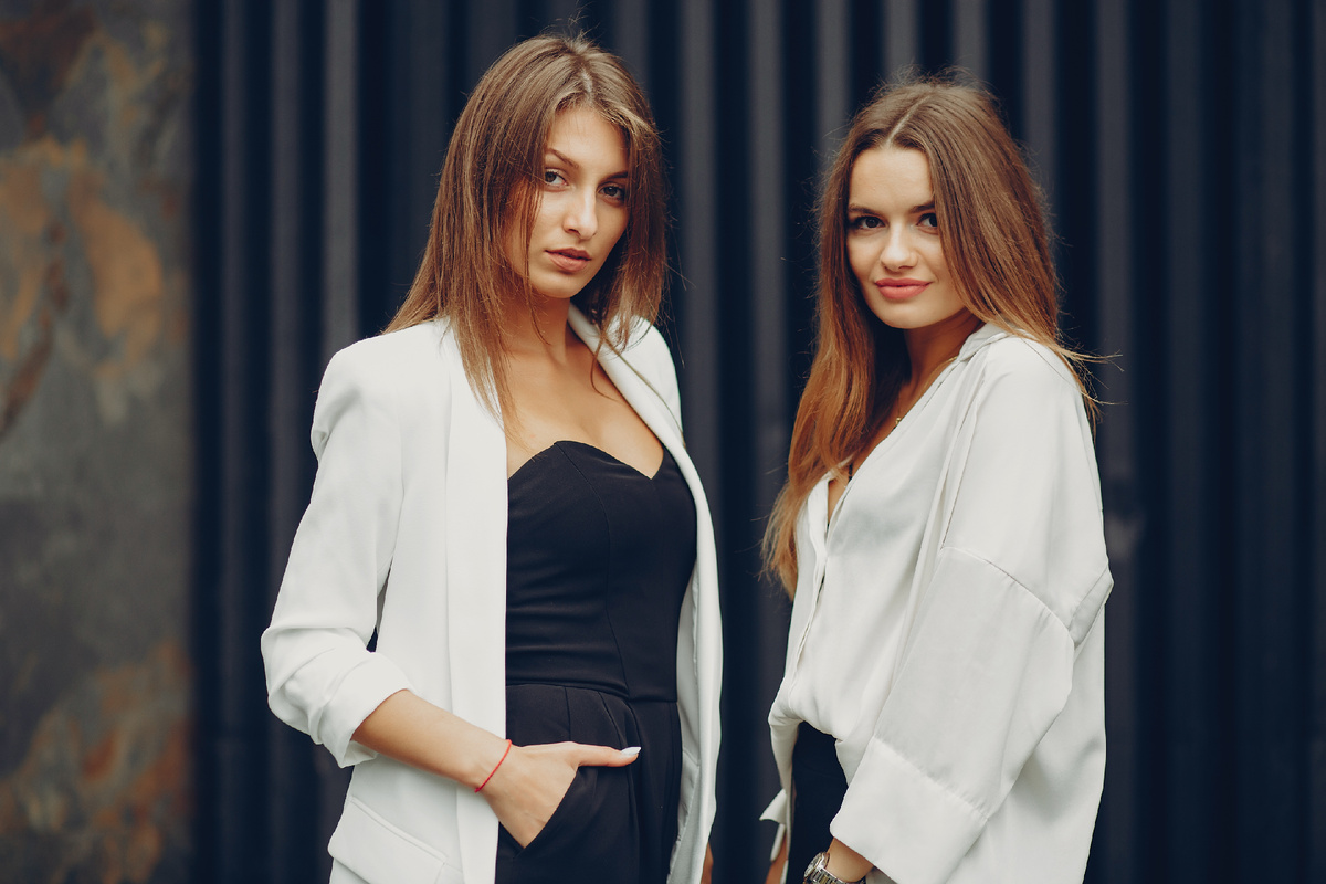 <a href="https://ru.freepik.com/free-photo/fashion-girls-city_3591911.htm">Изображение от prostooleh на Freepik</a>