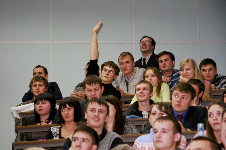    Арсенал студенческих примет богат: монетка под пяткой, билет, взятый исключительно левой рукой, и категорический запрет на мытье головы перед испытанием. Олег Укладов