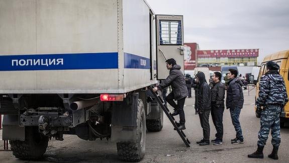 Видят ли необходимость жестких мер в отношении мигрантов в России?