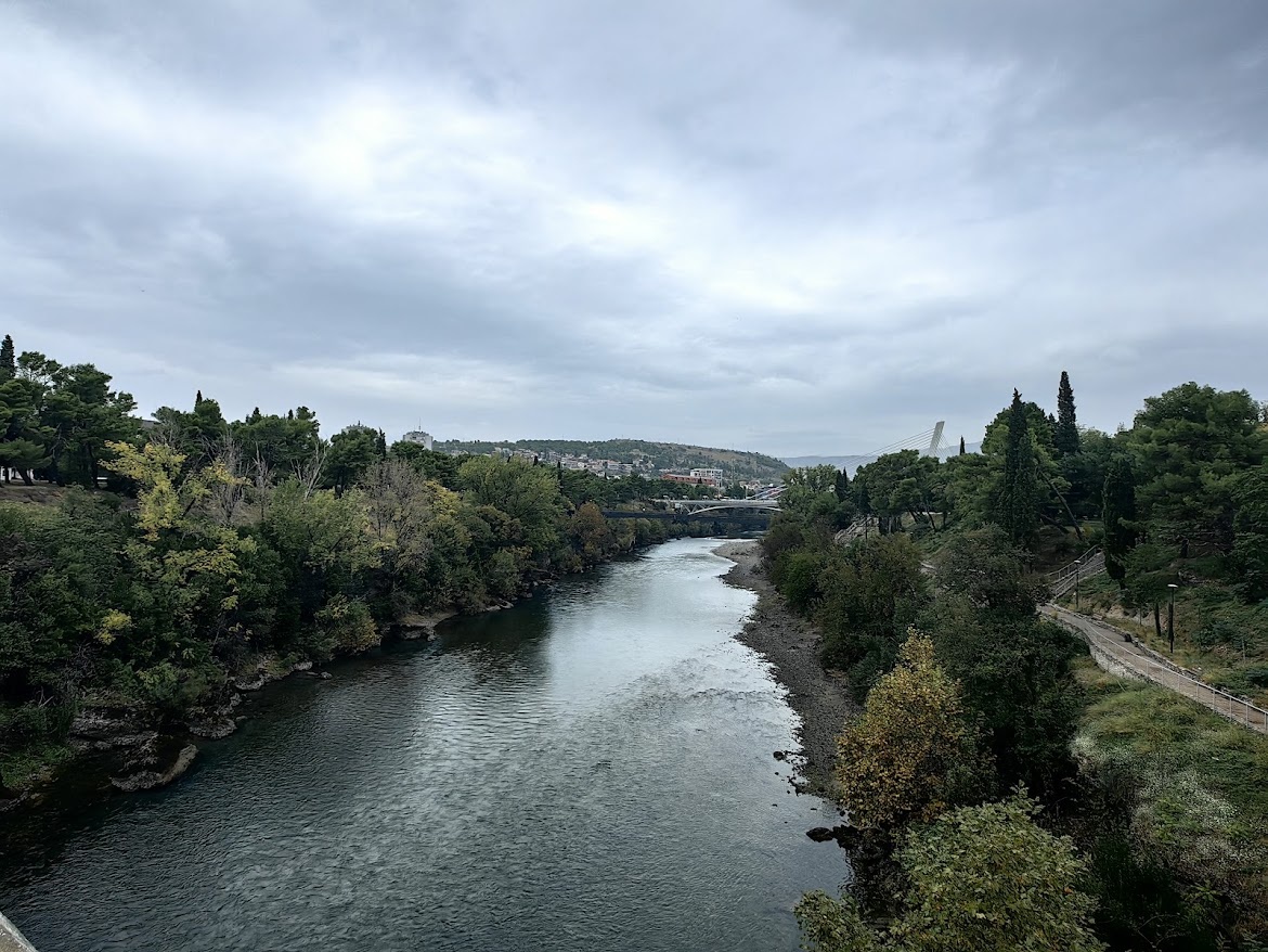 Пожалуй, самый часто фотографируемый вид Подгорицы. Далее расскажу, почему.