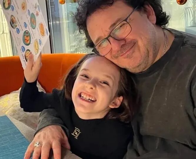 «Танцуй, чтобы звёзды завидовали»: Игорь Саруханов показал редкие фото дочери Розалии в честь её 11-летия