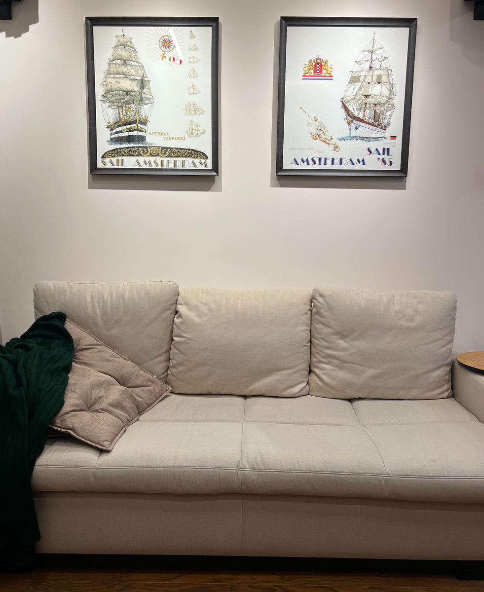 Исходная ситуация: диван и две картины над ним - классика