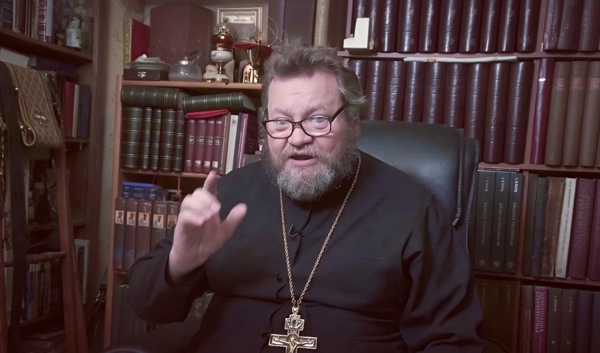 Олег Стеняев — протоиерей, клирик храма Рождества Иоанна Предтечи в Сокольниках (г. Москва), богослов, проповедник, миссионер, публицист, писатель, руководитель Центра реабилитации жертв нетрадиционных религий имени Алексея Хомякова.