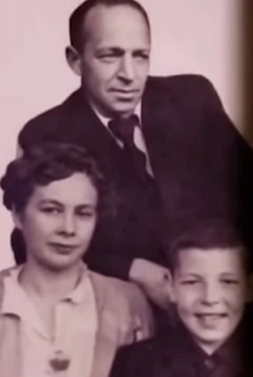    Маленький Рома с отцом и его второй женой. Фото: YouTube «Советское Кино и Зеркало Экрана»