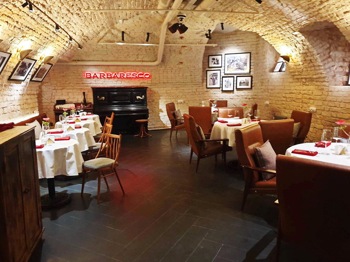 Общий вид зала ресторана Barbaresco wine&music