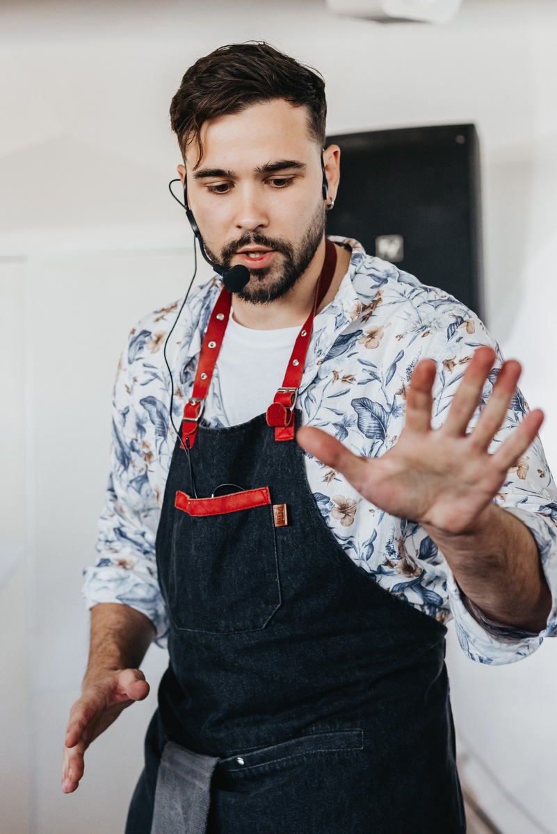 Нужно быть живым за стойкой.