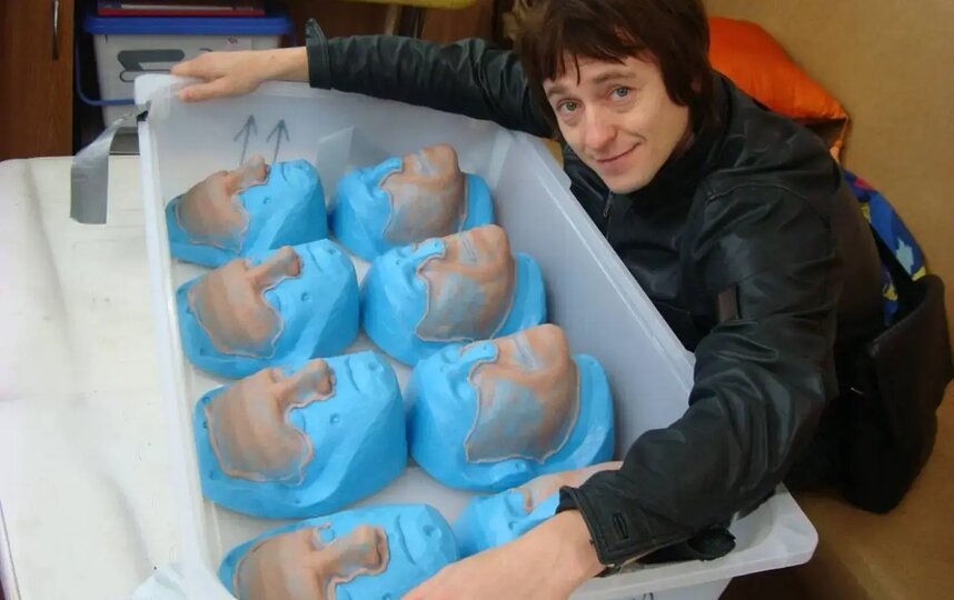    Сергей Безруков с частями пластического грима, которые покрывали всё его лицо.Из личного архива Петра Горшенина