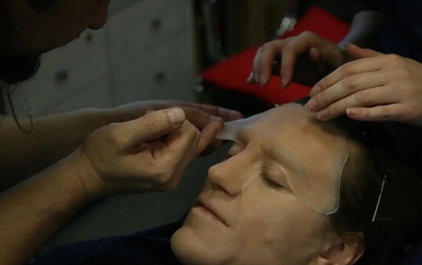    Безрукову накладывают пластический грим.Из личного архива Петра Горшенина