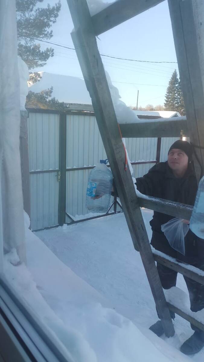 Синицы в нетерпении порхают вокруг меня. Правда на фото их не видно.