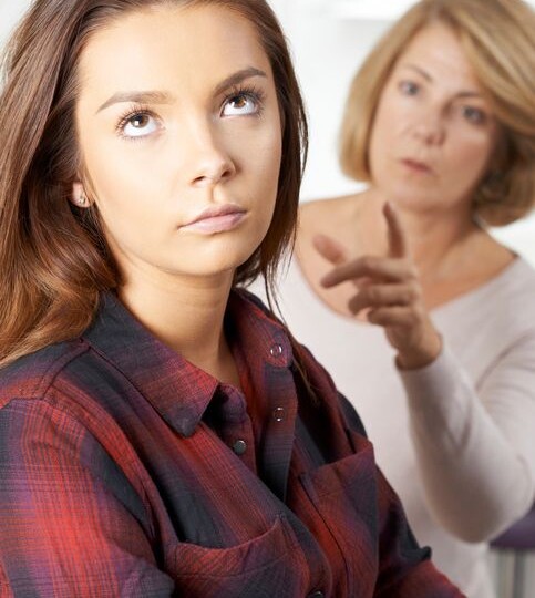 - Наташа, как ты посмела выгнать моего сына всего лишь за одну измену! - кричала свекровь врываясь в квартиру