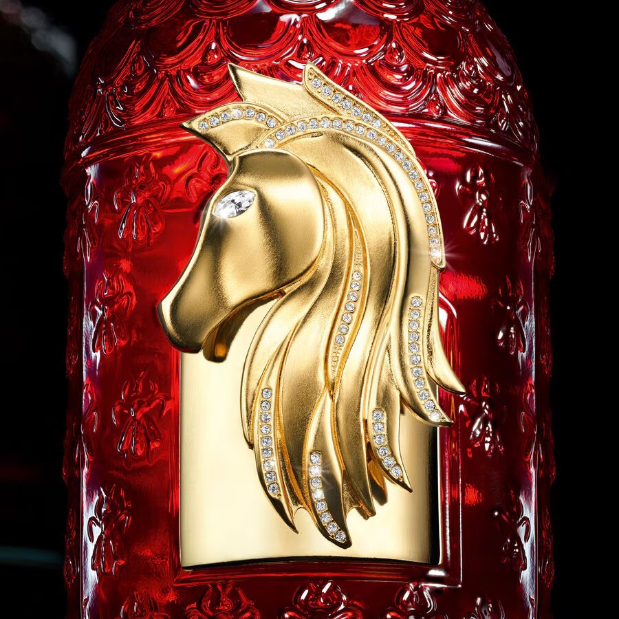 Скульптурная голова лошади из золота высокой пробы, инкрустированная кристаллами - символ 2026 года