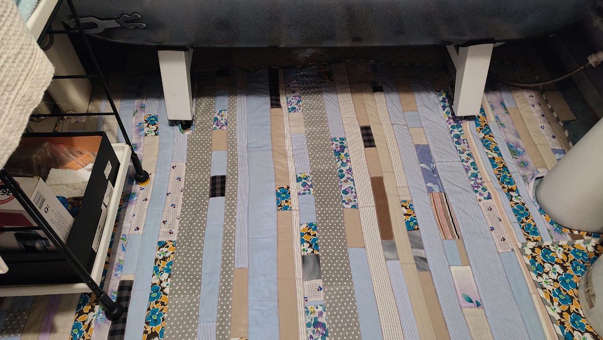 Сверху лежит ещё один коврик, который меньше и его можно чаще стирать. Второй коврик видно в видео. Пол в ванной требует небольшого ремонта, поэтому пока вот так закрыли. Сейчас пока не до ремонтов