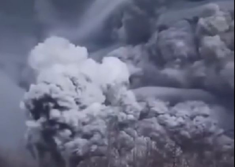    Извержение пепла на Шивелуче. Фото: кадр видео