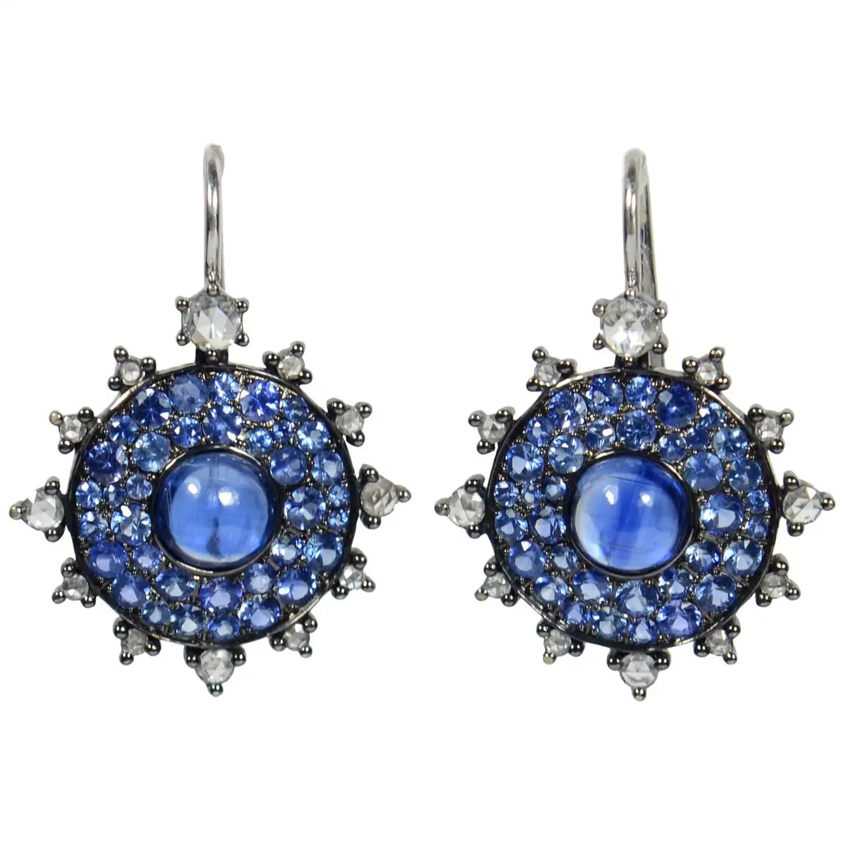 Серьги Nam Cho Bullseye с кианитом, сапфирами и бриллиантами из золота.