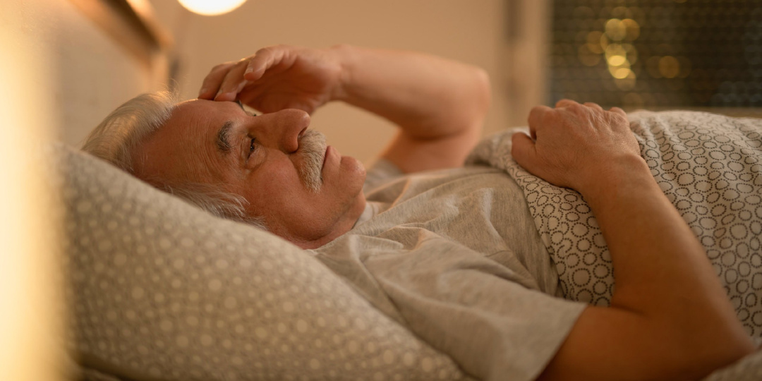 Удар по памяти, сердцу и настроению. Сомнолог объяснил, к чему приводит «рваный» сон у людей 55+