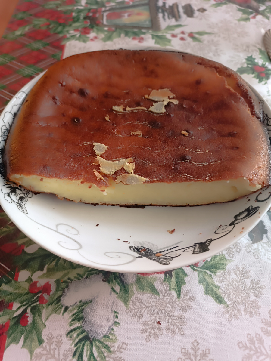 Сверху немного прилипло тесто, когда переворачивали 