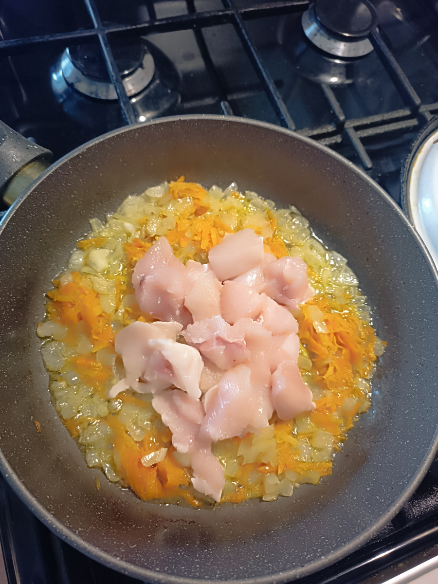 Куриное филе добавлено к овощам