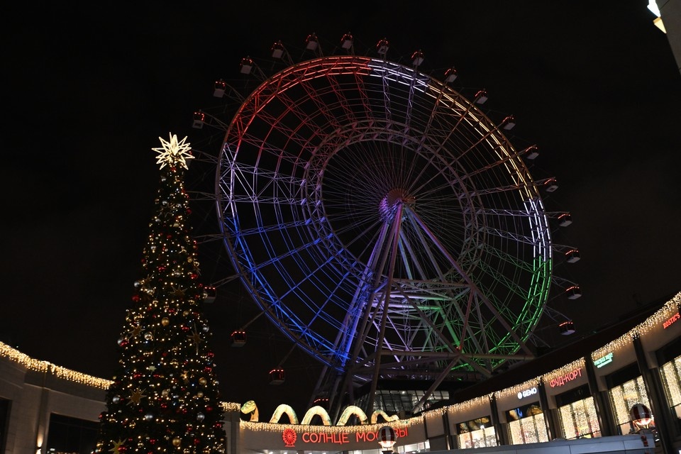    Колесо обозрения «Солнце Москвы» прекратило работу из-за плохих погодных условий Евгения ГУСЕВА