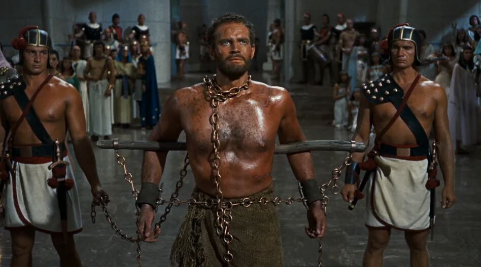 А вот вам доказательство, что пирамиды строили рабы-иудеи: фильм "Десять заповедей"(1956), ремейк фильма 1923г, первопроходца в жанре "Рабы-иудеи строили пирамиды". Сейчас поведут строить пирамиду, а, может, и не поведут, ведь я понятия не имею, что это за герой - фильм не видел, но осуждаю за пропаганду фейков.