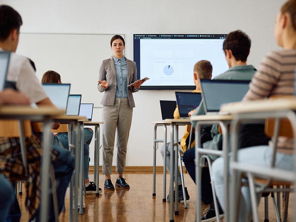  Особенно популярными остаются старые, классические ритуалы, знакомые еще родителям сегодняшних студентов. Фото: istockphoto.com/Drazen Zigic