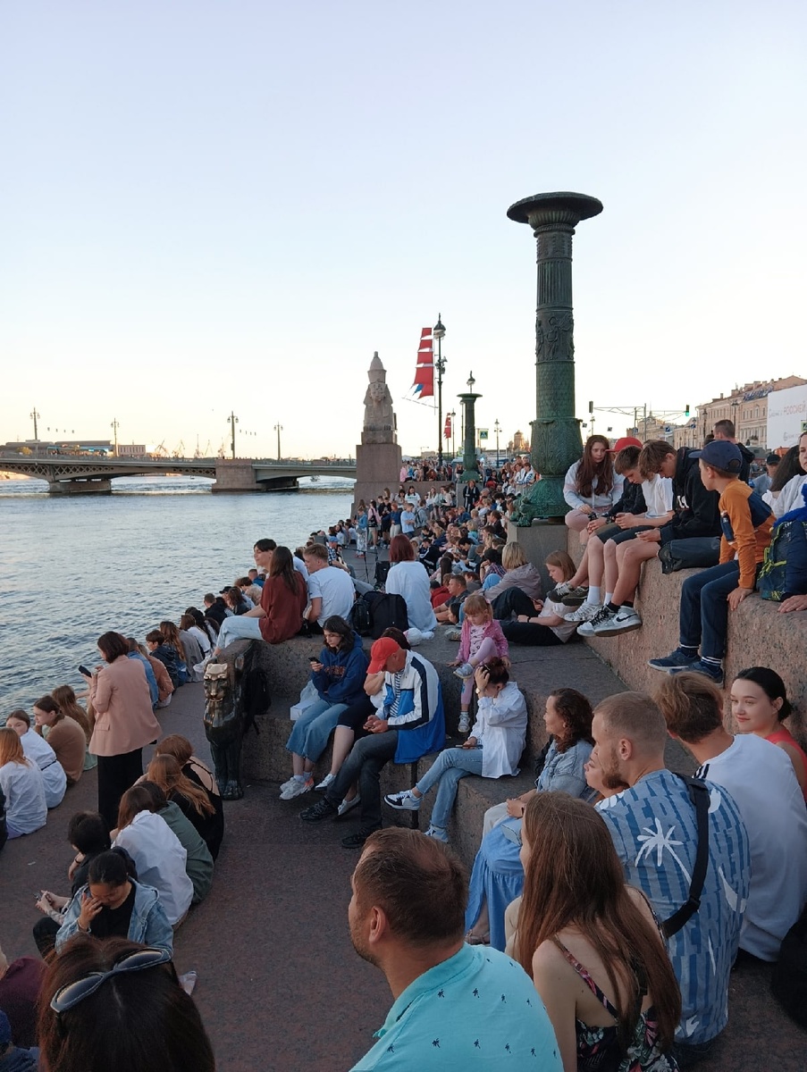 Лето в Петербурге и петербуржцы на празднике "Алые паруса". Ждем-с!))