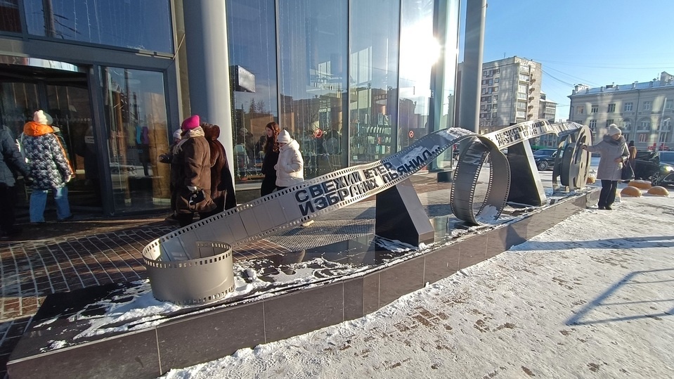     Вход в бизнес-центр «Высоцкий». Фото: Николай Курилов / МК-Урал.