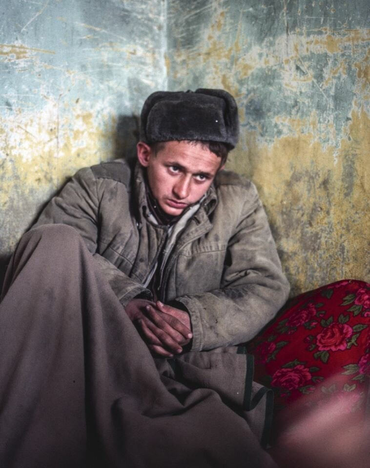 В декабре 1983 г. в поселке Чернышевка Елецкого района Липецкой области Варвару Ивановну и Василия Ивановича Рощупкиных внезапно пригласили на поселковую почту к телефону. Первое удивление было, когда они узнали, что их вызывает Стокгольм. Кто? Почему? Затем был шок, когда они услышали слова: „Ваш сын жив, он в плену у афганских партизан” ... Звонили Ирина Эльконин-Юханссон и шведский журналист Стефан Линдгрем, только что вернувшийся из Афганиста. РОЩУПКИН Алексей Васильевич, сержант, род. в 1963 в с. Большая Александровка Елецкого р-на Липец, обл. Русский. Призван 16.4.82 Елецким РВК. В Республике Афганистан с октября 1982. Пропал без вести 13.11.1983 в провинции Парван.

С того конца провода, из России, доносились то плач, то радостные восклицания. „Откуда же нам было знать, где он, — говорила мать, — на письмах только номер полевой почты. Последнее мы получили в августе, а потом, что Алексей Рощупкин в плену у афганцев ни слуху, ни духу...” „Что же нам теперь делать? Как освободить Алешу? Может прямо в Москву, к властям обратиться?” — волновался отец. „Не забывайте нас, — просили они, — обещайте звонить, если узнаете еще что об Алеше...” В Афганистане Алексею Рощупкину, можно сказать, повезло. Он около года был шофером грузовика, побывал на многих советских базах в Афганистане. „Плохая еда, гашиш, тоска — это еще не самое страшное. Бой тоже не так страшен. Самое страшное — никогда не знаешь, где и когда партизаны нападут на тебя, а нападают они везде, даже в городах”. То, чего Алексей опасался, случилось 14 ноября 1983 г.: партизаны напали на конвой из 20 грузовиков, шедший из Баграма (крупнейшая военно-воздушная база) в Кабул: Из всех водителей в живых остался только Алексей, его взяли в плен и доставили в Панджшерскую долину, до сих пор не занятую советскими войсками, несмотря на многочисленные попытки. Так он стал одним из примерно 250 советских военнослужащих, которым тоже „повезло” : они остались живы и находятся в плену у афганских повстанцев. 