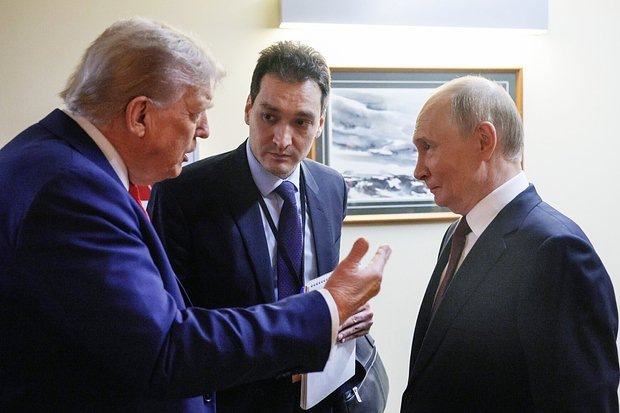    Переводчик Алексей Садыков на первом раунде переговоров между президентом России Владимиром Путиным и президентом США Дональдом Трампом в штате Аляска,15 августа 2025 года. Фото: Kremlin Press Office / Anadolu via Getty Images