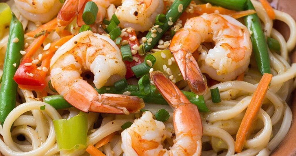 Простой рецепт лапши удон с креветками и овощами