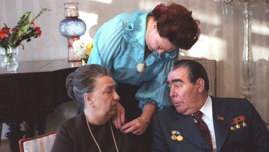 Леонид Брежнев с женой и дочерью